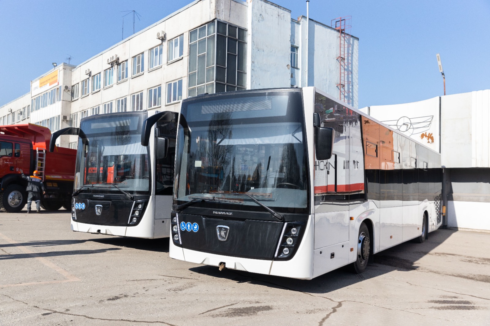 Новые автобусы ЕВРАЗ ЗСМК.jpg Новые автобусы ЕВРАЗ ЗСМК.jpg