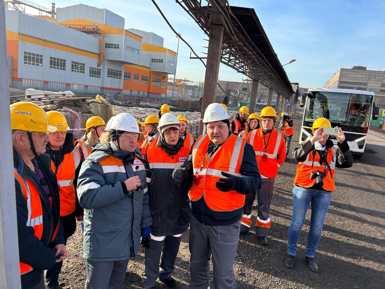Участники пресс-тура в районе строительной площадки серогазоочистки.jpg Участники пресс-тура в районе строительной площадки серогазоочистки.jpg
