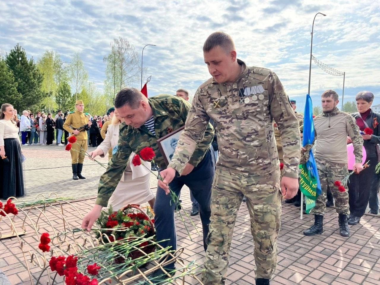 Возложениецветов.jpg Возложениецветов.jpg