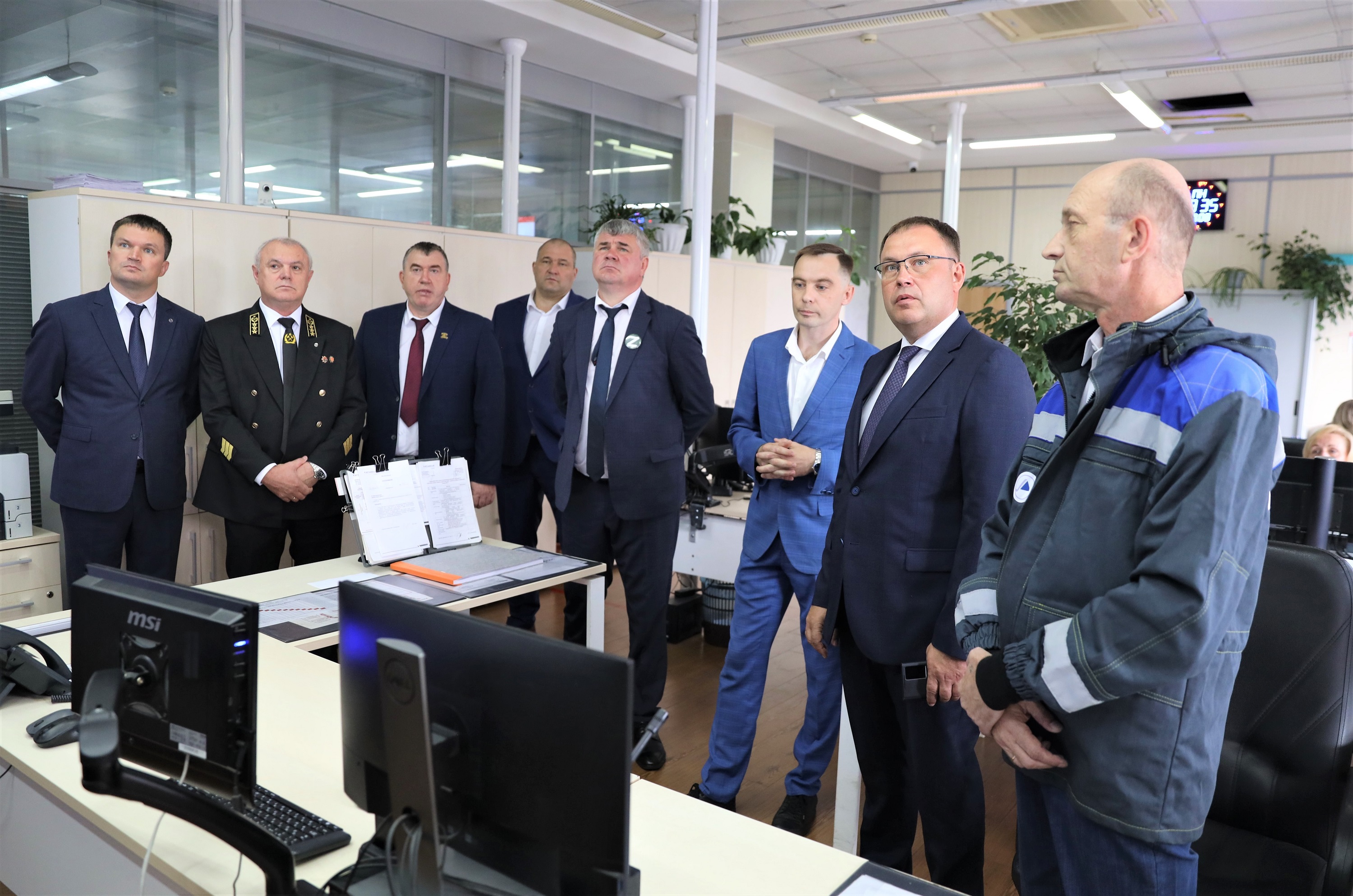 Врио губернатора также побывал в диспетчерской шахты где познакомился с системами контроля производственных процессов.JPG