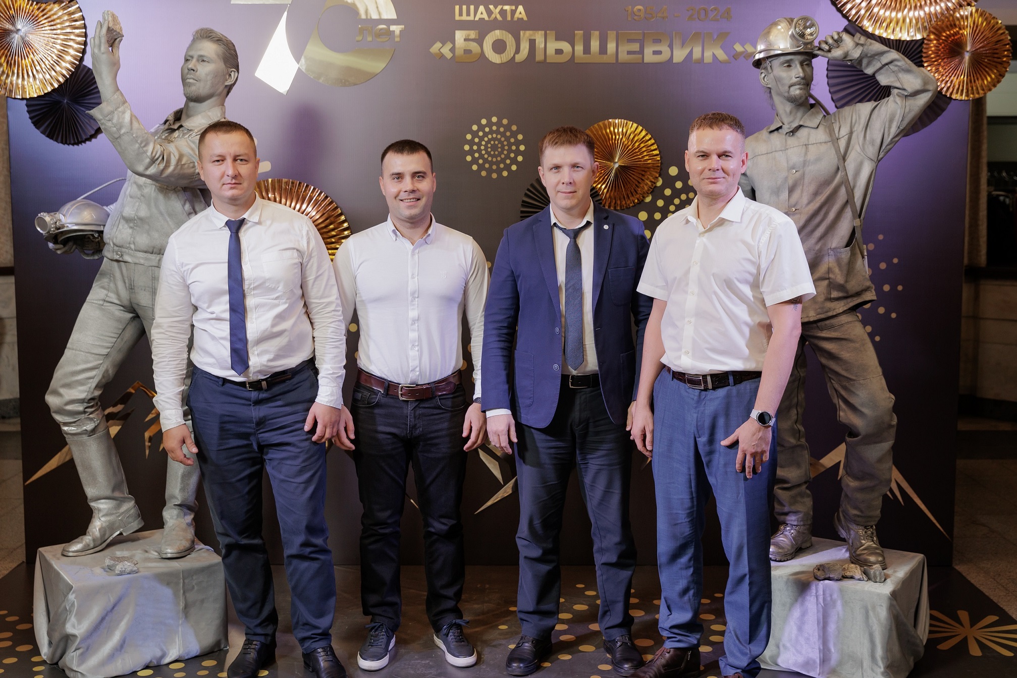 В КЦ ЗСМК собрались сотрудники предприятия члены их семей руководители компании.JPG