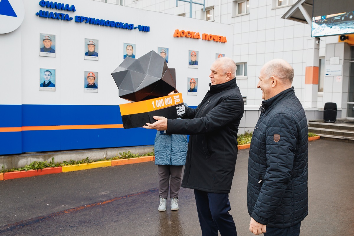 С добычей миллионной тонны коллектив поздравил генеральный директор РУК Владимир Мельниченко.jpg С добычей миллионной тонны коллектив поздравил генеральный директор РУК Владимир Мельниченко.jpg