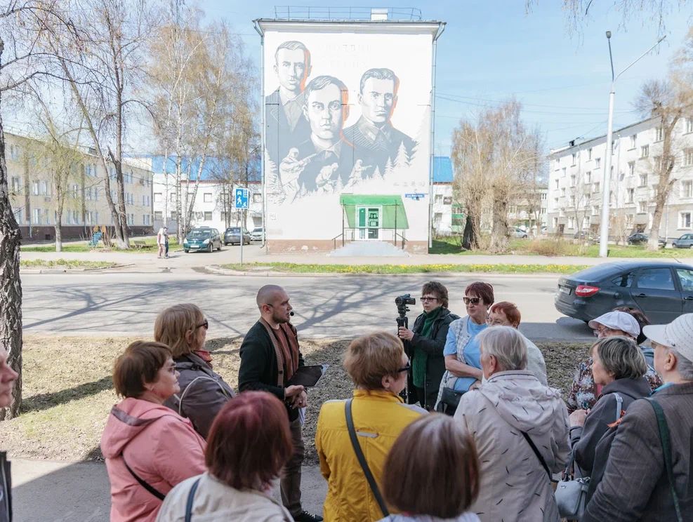 Ветераны на экскурсии.jpg