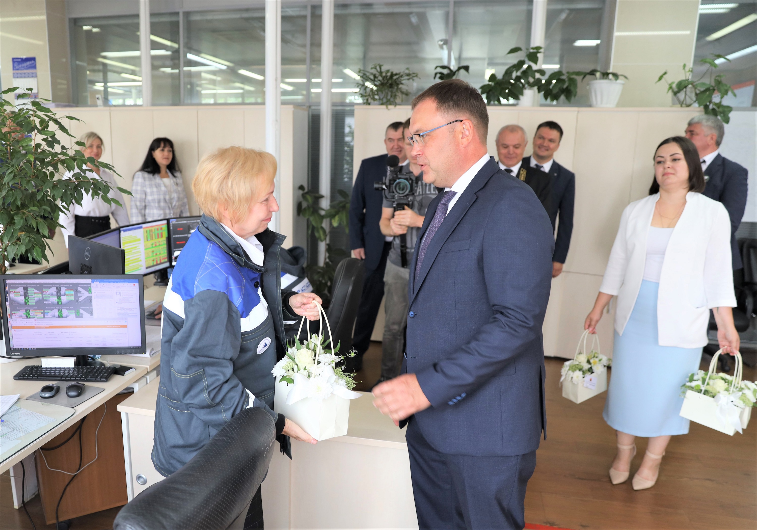 Ко Дню шахтера более 90 работников шахты получили подарки от врио губернатора.JPG