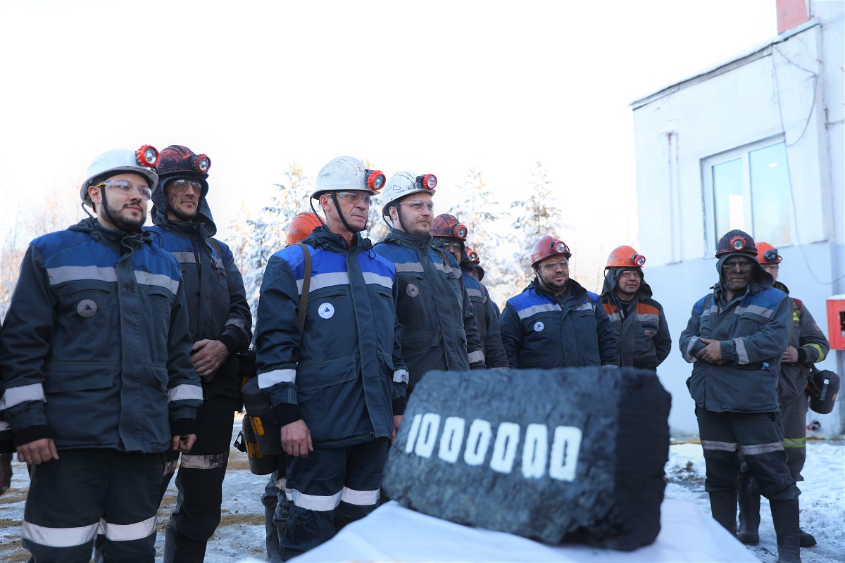 Камень с надписью 1000000 сделан из настоящего угля и весит около 20 кг.JPG