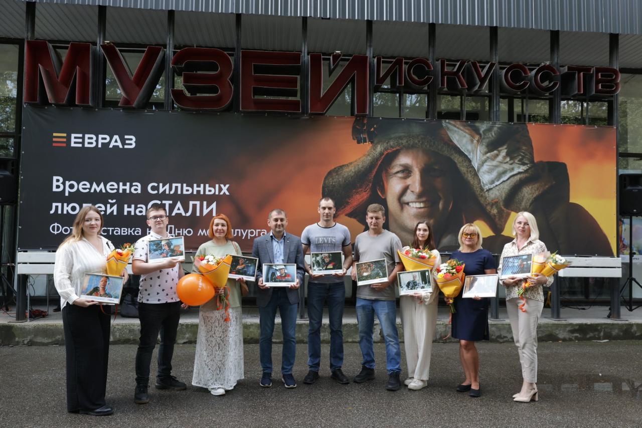 Участники фотовыставки со своими портретами.jpg Участники фотовыставки со своими портретами.jpg