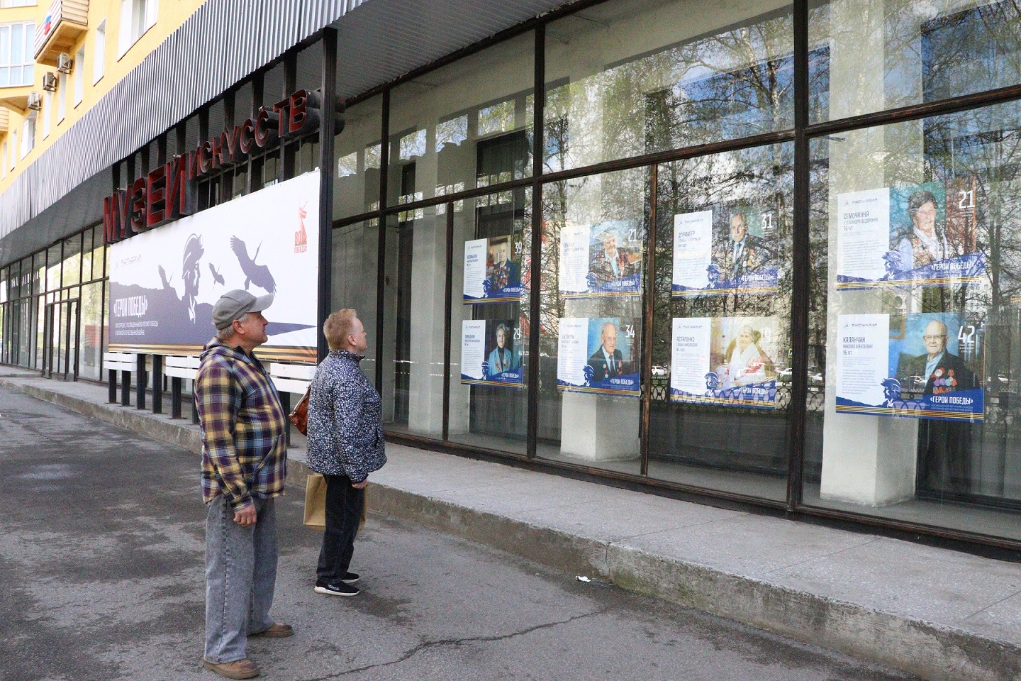 На выставке представлены 12 художественных фотопортретов ветеранов Распадской угольной компании.JPG