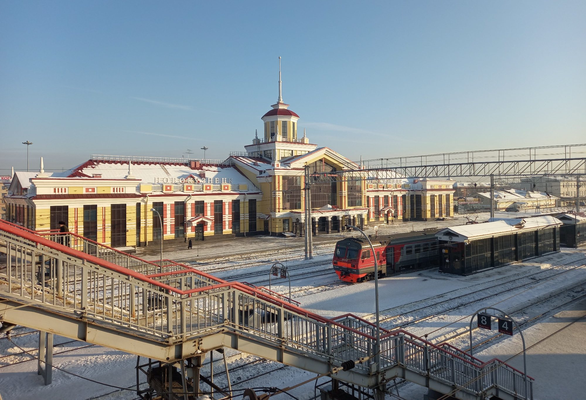 ЗСЖД-Кузбасс-электропоезд в Новокузнецке.jpg