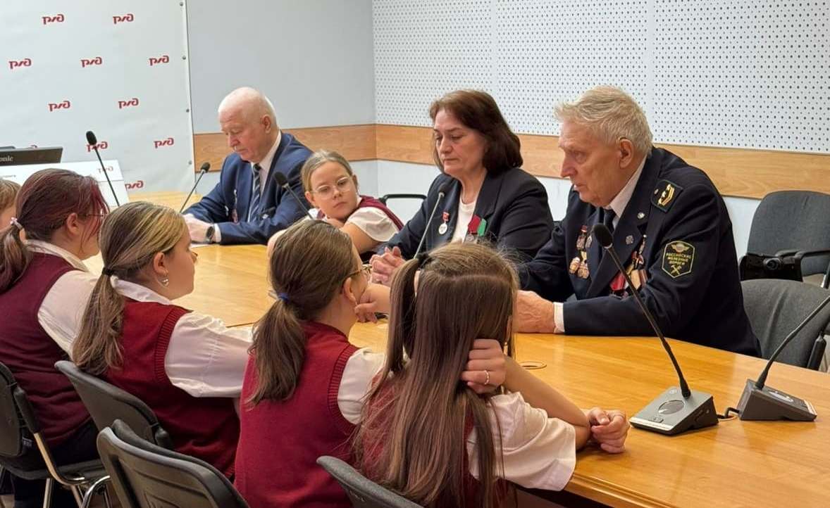 ЗСЖД-Новокузнецк-школьники на жд 1.jpg ЗСЖД-Новокузнецк-школьники на жд 1.jpg
