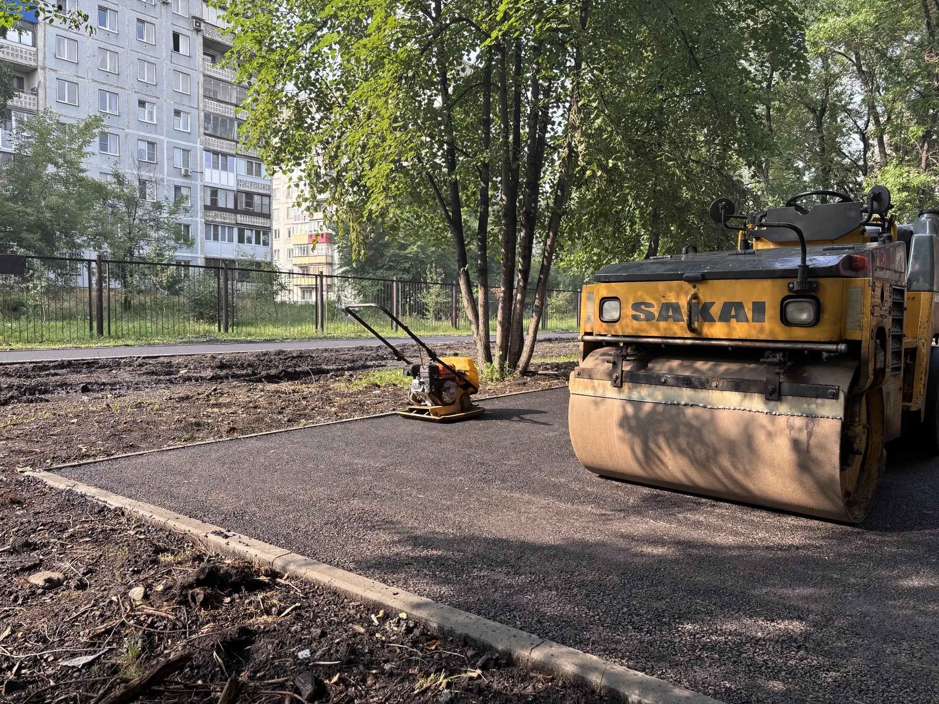 В школе 2 Центрального района завершается создание современной спортивной площадки. (5).jpg