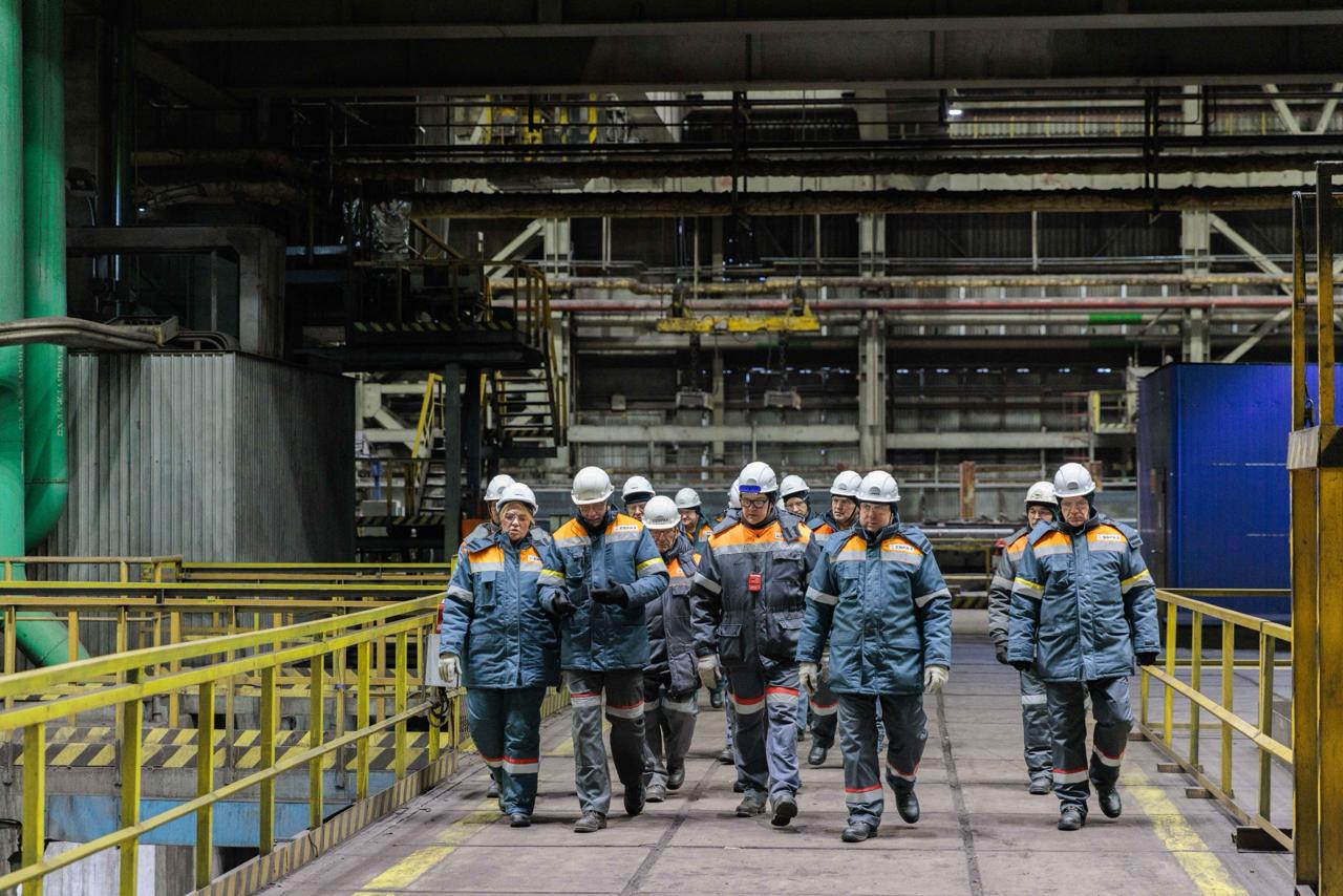Делегация РЖД в рельсобалочном цехе ЕВРАЗ ЗСМК.jpg Делегация РЖД в рельсобалочном цехе ЕВРАЗ ЗСМК.jpg